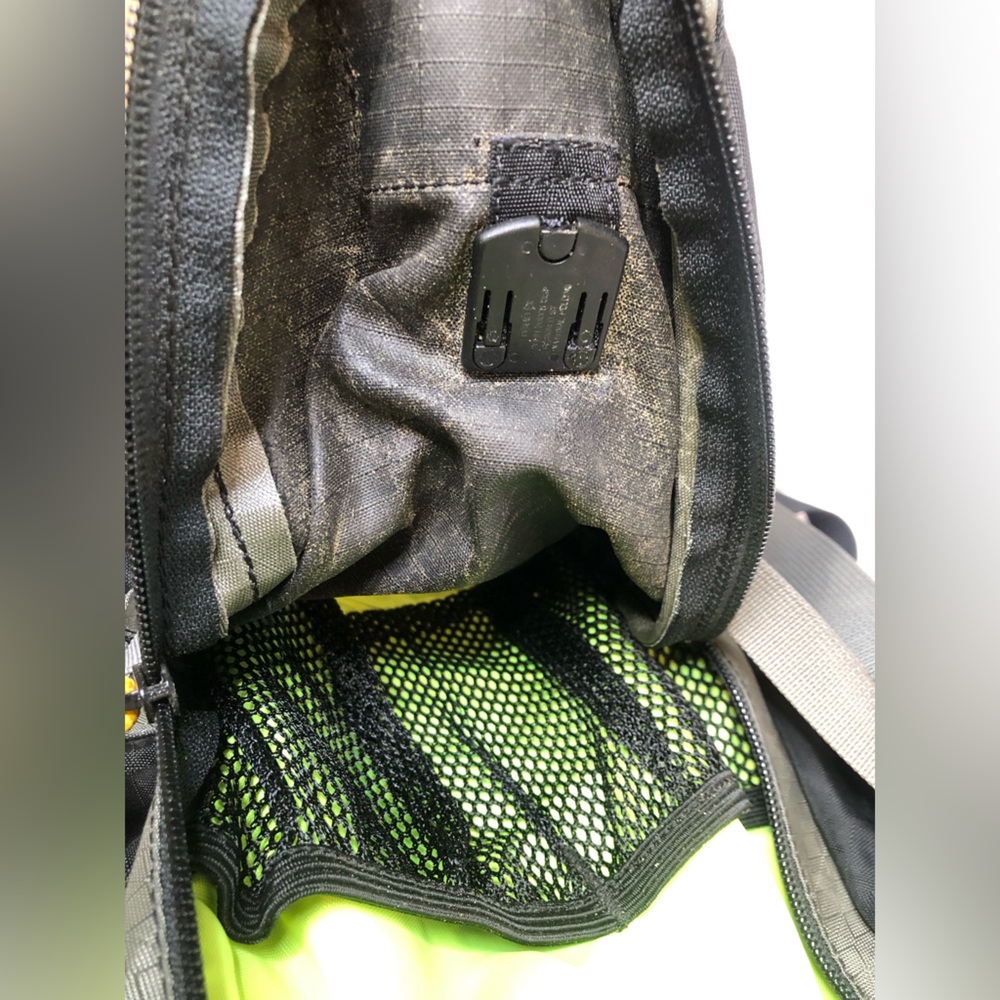 Camelback H.A.W.G. Hang Hydration Hiking/Biking Backpack - Picture 3 of 6